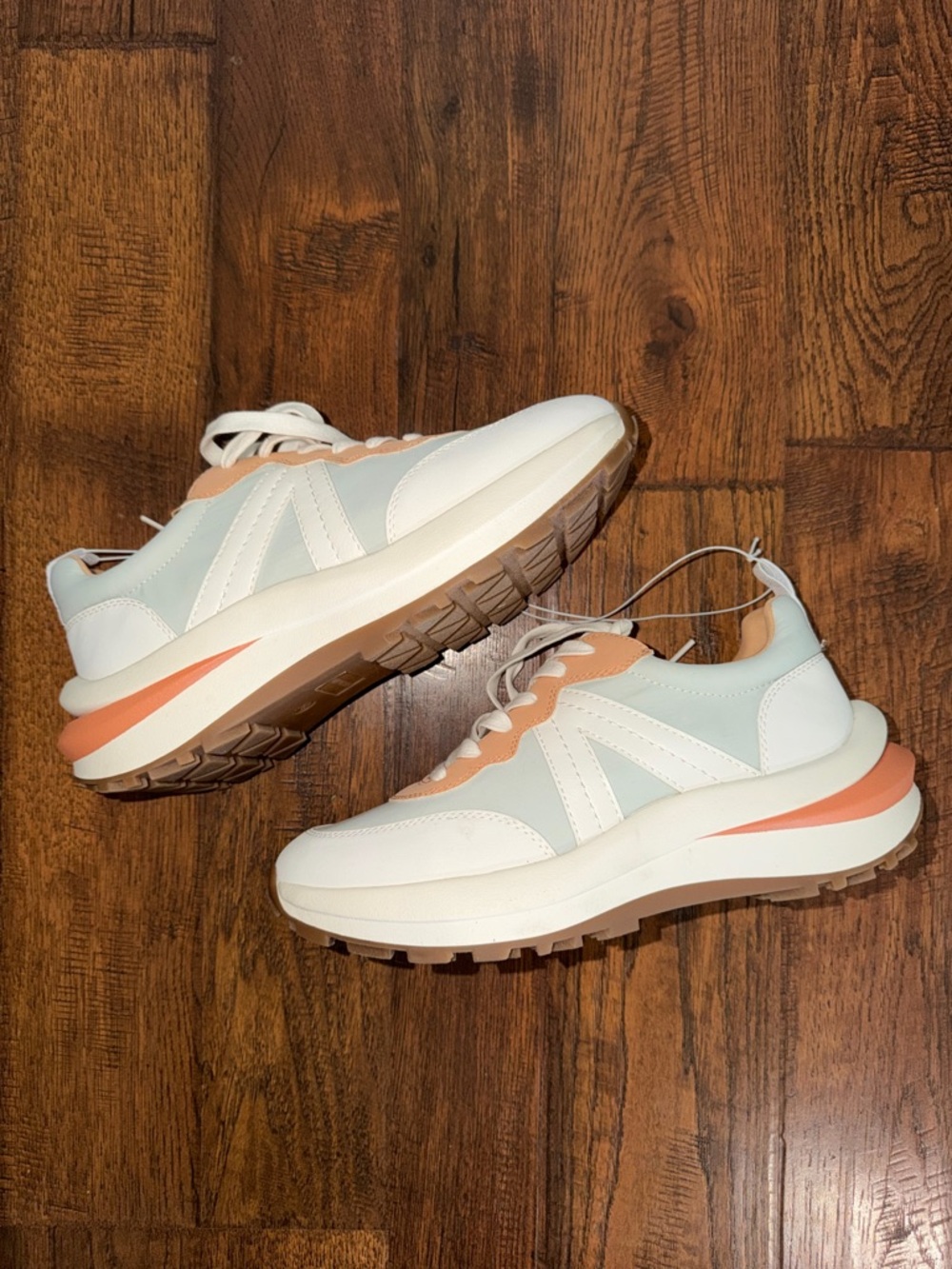 NWT Women’s Athleisure Sneakers